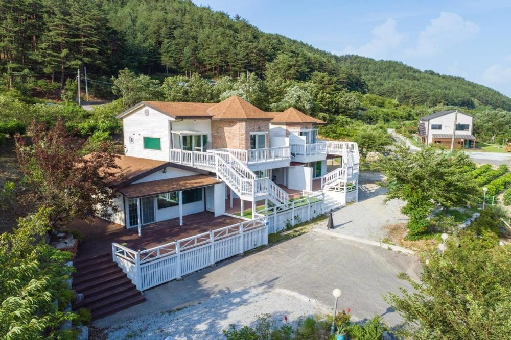 Gangneung Chunja Yeoinsook Hotel Екстериор снимка